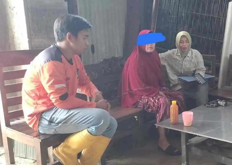 Emak-emak AL (46) memakai kerudung merah usai melakukan aksi percobaan bunuh diri di Jalan Raya Desa Sambiroto, Kecamatan Sooko, Kabupaten Mojokerto. SP/ MJK