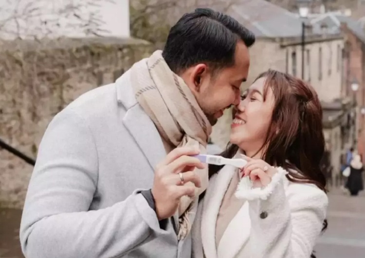 Kiky Saputri dan Muhammad Khairi saat umumkan kehamilan anak pertama. SP/ JKT