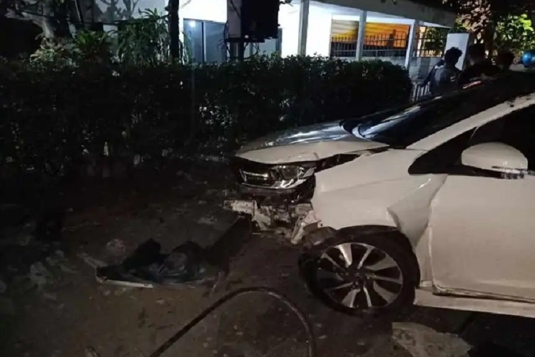 Kondisi mobil usai Lampu Jalan Diponegoro ditabrak oleh 3 remaja mabuk dari Shelter Club Surabaya, Selasa (14/11/2023). SP/ SBY