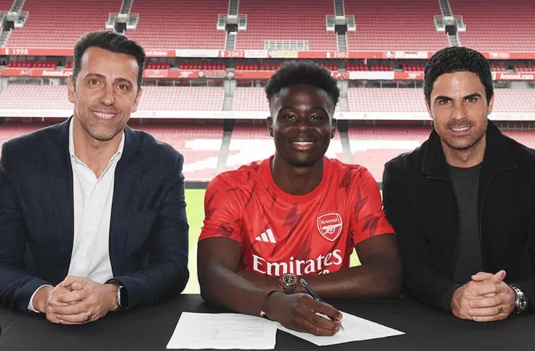 Bukayo Saka (tengah) resmi menandatangani kontrak baru bersama Arsenal. SP/ LND