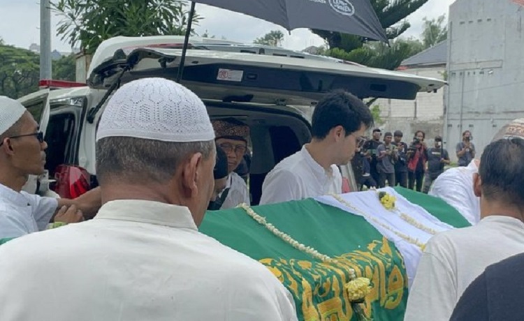 Maxime Bouttier saat ikut memakamkan sang ibunda ke TPU Jeruk Purut, Jakarta. SP/ JKT