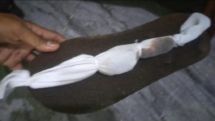 Penampakan teror pocong kecil (mini) yang menhantui sejumlah rumah warga di Desa Sruwi, Pasuruan membuat resah dan takut. SP/ PSR