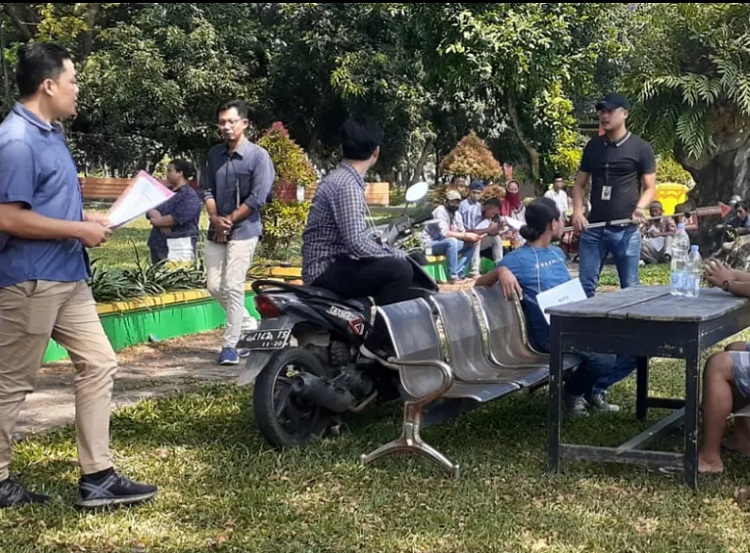 Tersangka berkopiah bundar bersama dua temannya menenggak miras sebelum cekcok hingga membunuh istrinya di lapangan sepak bola. SP/ PTI