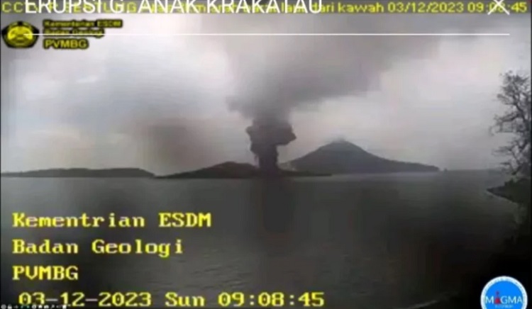Pantauan saat gunung anak Krakatau erupsi dari CCTV PVMBG. SP/ PVMBG