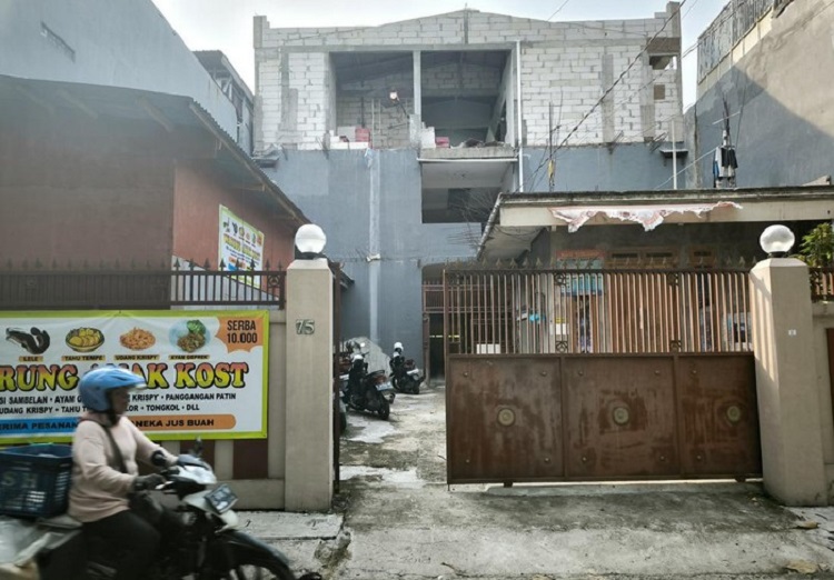Penampakan lokasi kosan tempat tinggal korban MDF di kawasan Lidah Wetan, Lkarsantri, Surabaya. SP/ SBY