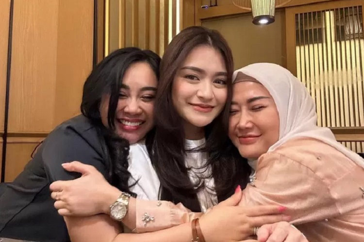 Nathalie Holscher bersama kedua sahabatnya. SP/ JKT