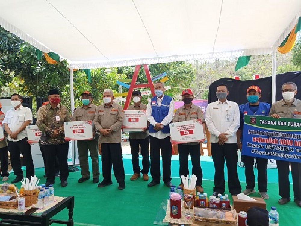 Kepala Dinsos Provinsi Jatim bersama Plt Dinsos P3A Tuban dan relawan.