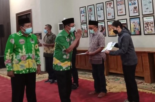 Pekerja wisata, pekerja seni, PKL bahkan karyawan hotel menerima bansos secara simbolis di Pendopo Kabupaten Pasuruan. SP/De/Muhajir Arifin