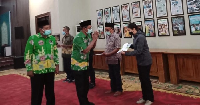 Pemberian bansos secara simbolis di Pendopo Kabupaten Pasuruan