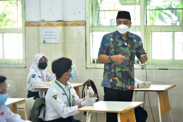 Wali Kota Eri Cahyadi saat meninjau simulasi pembelajaran tatap muka di Surabaya, sebelum masa pemberlakuan PPKM. (ISTIMEWA/HUMAS PEMKOT SURABAYA)