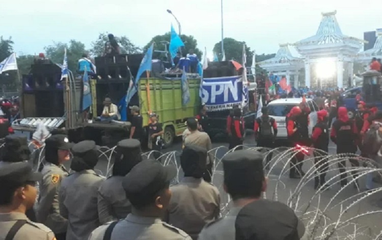 Massa aksi demo buruh menuntut kenaikan UMK 15 persen terus berdatangan di sekitaran kawasan monumen Tugu Pahlawan Surabaya dari arah Jalan Bubutan, Kamis (30/11/2023). SP/ SBY