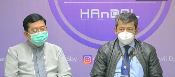 Kepala Kantor Wilayah Direktorat Jendral Perbendaharaan Jatim Taukhid (kanan) saat junpa pers di Gedung Keuangan Negara Jatim, Rabu (23/02/2021).