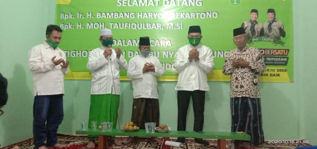 Cawabup Taufiqulbar (dua kanan) bersama kiai kampung
