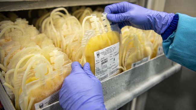 Kabag pelayanan dan humas UTD PMI Kota Surabaya Martono Adi Triyo mengatakan ketersediaan stok darah plasma konvalesen  masih aman. SP/ANT/Nova Wahyudi)