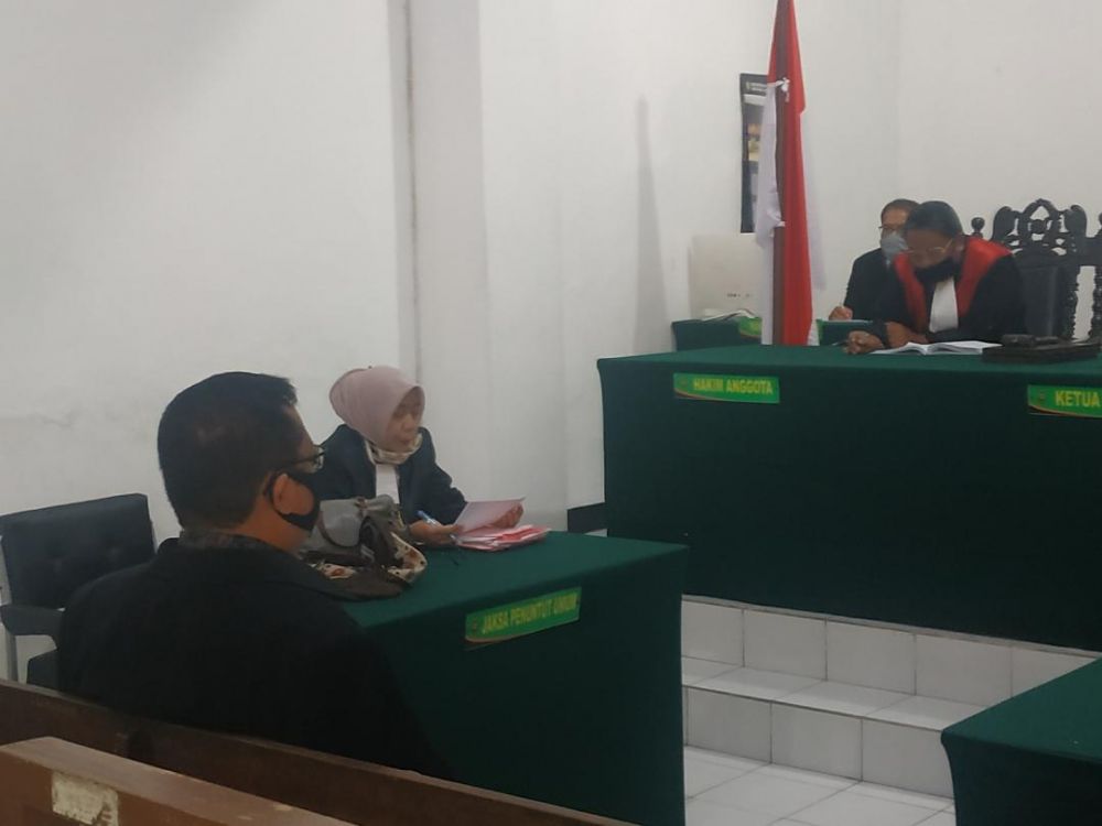 Terdakwa Budi Prasetyo saat dengarkan tuntutan JPU
