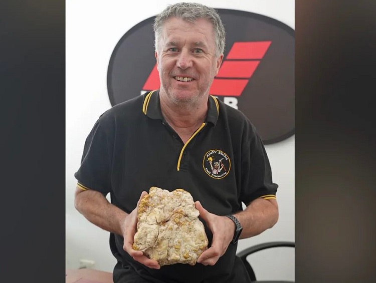 Seorang pria Australia yang tidak ingin disebut namanya berhasil menemukan bongkahan batu berisi emas senilai AUD240.000 (sekira Rp2,4 miliar). SP/ SBY