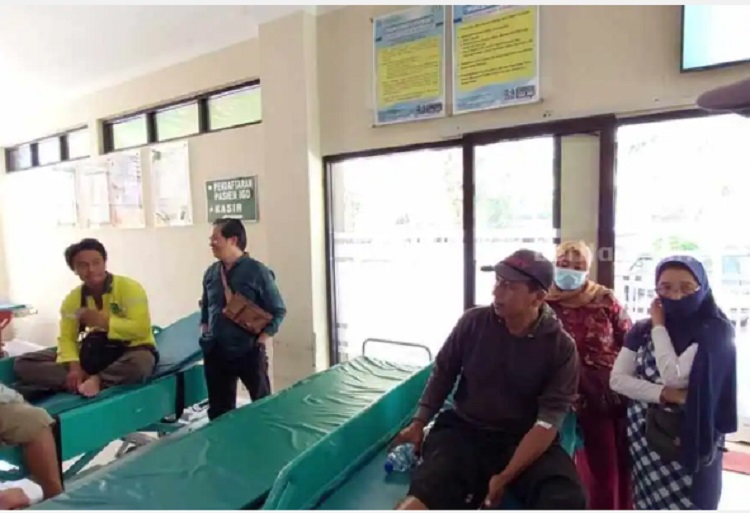 Kondisi 2 petugas kebersihan DLH yang tertimpa besi backdrop usai menjalani perawatan di RSUD dr Sayidiman Magetan. SP/ MGT