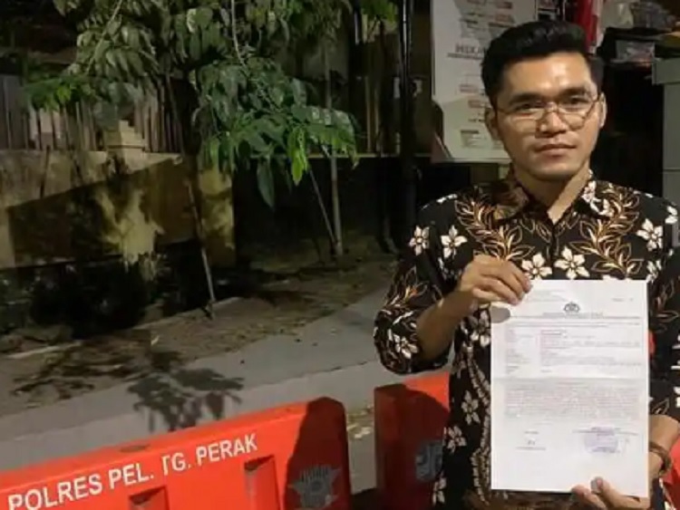 Penasihat Hukum Siti, Ghufron saat menunjukkan laporan atas perbuatan mantan besannya berinisial SML ke Polres Pelabuhan Tanjung Perak, Kamis (13/07/2023). SP/ SBY