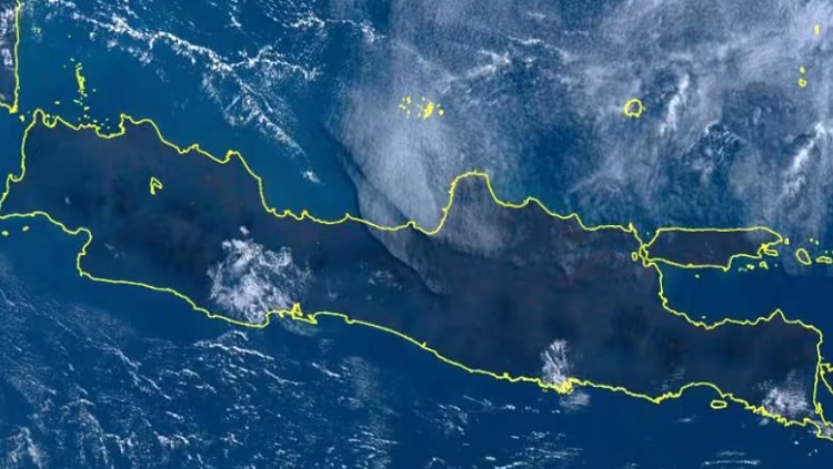 Tampilan citra satelit saat fenomena awan aneh tersebut muncul. SP/ Twitter/Jogja_Uncover