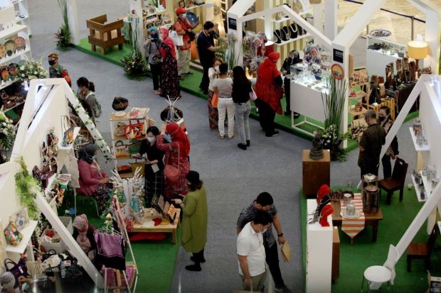 Pemerintah melalui Kementerian Perdagangan tetap memperkuat para pelaku UKM Jawa Timur memasuki pasar internasional, salah satunya dengan hadirnya ECS terbukti berhasil membawa produk UKM memasuki pasar global.SP/OZ