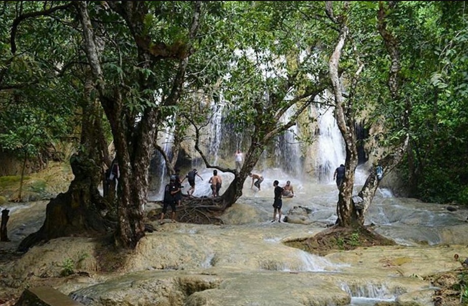 Air Terjun di Pantai Pelang, Kabupaten Trenggalek, Jawa Timur. SP/Instagram/indonesia_traveler
