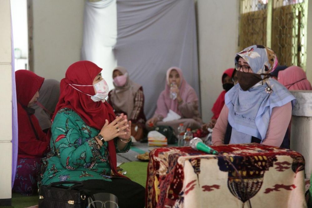 Cawabup Dwi Astutik (kiri) saat berdialog dengan ibu-ibu muslimat Krian