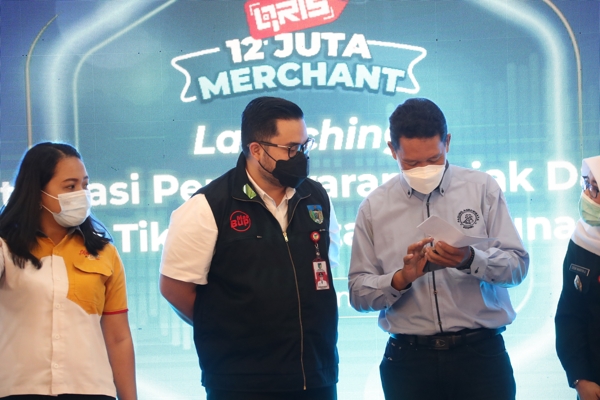 Bupati Kediri, Haninditho Himawan Pramana saat melounching Digitalisasi pembayaran dengan menggunakan QRIS
