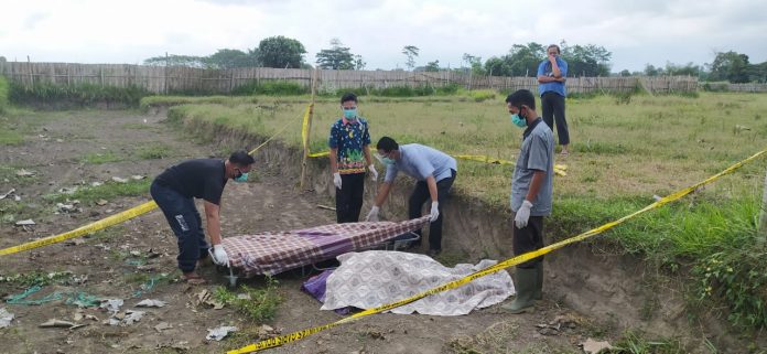 Mayat saat di evakuasi. SP/Lim