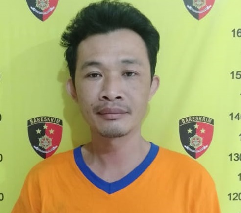 Tersangka Erwin saat diamankan oleh Polsek Wonokromo. SP/Anggadia Muhammad