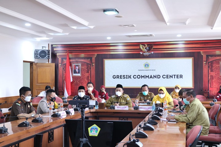 Suasana rapat evaluasi pelaksanaan PPKM Level 4 di Pemkab Gresk yang dipimpin Bupati Fandi Akhmad Yani. SP
