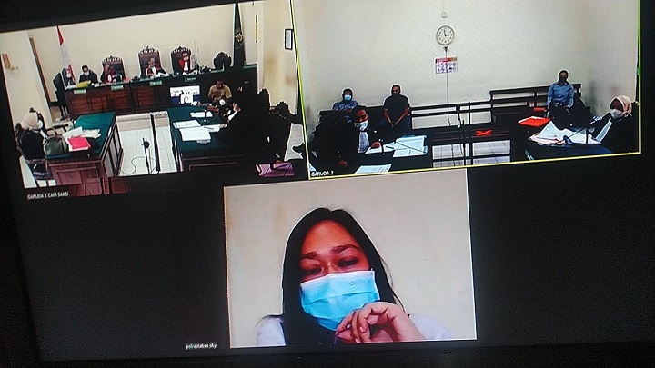 Sidang penggelapan gula dengan terdakwa Camilia Sofyan yang digelar secara dari di Pengadilan Negeri Surabaya. SP/Budi Mulyono