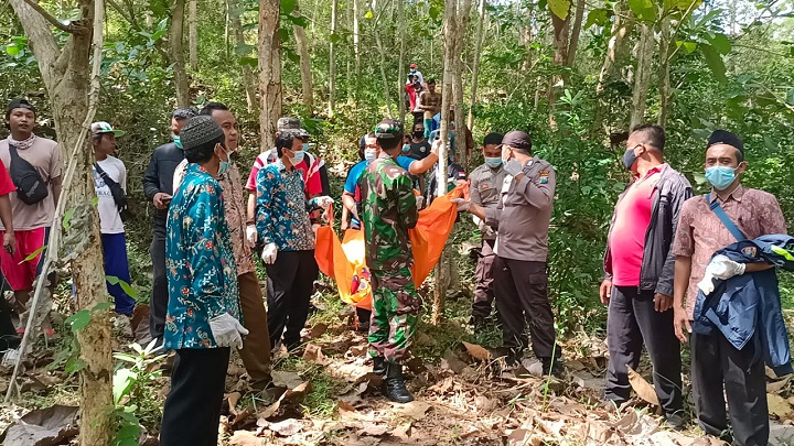 Petugas saat melakukan identifikasi jenazah yang ditemukan di hutan Jati. SP/Hadi Lestariono