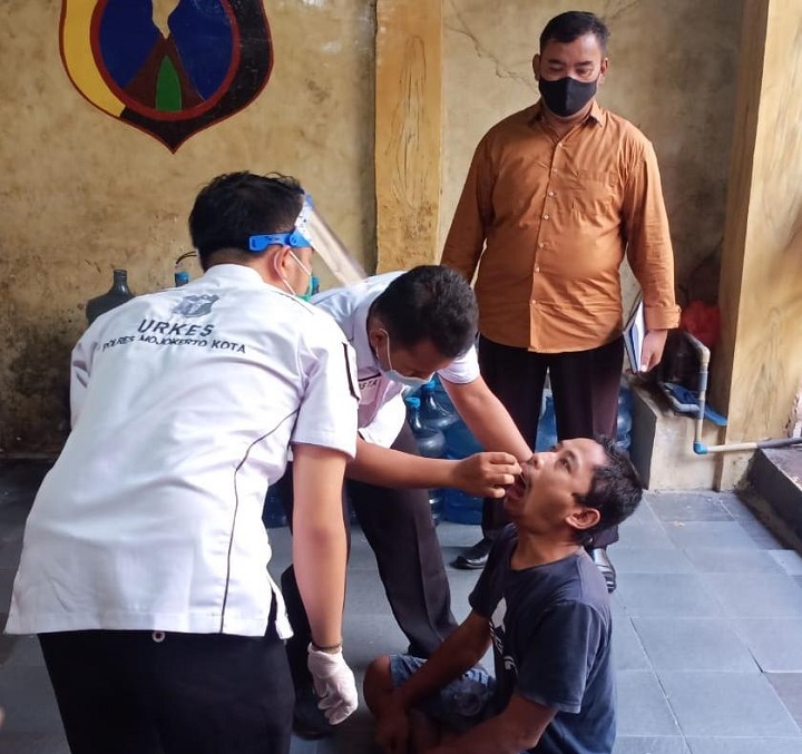 Tahanan Polresta Mojokerto saat melakukan rapid tes antigen di Mapolresta Mojokerto, Selasa (13/4). SP/Dwy Agus S