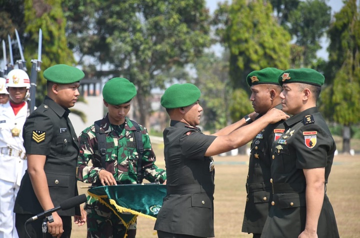 Penyematan tanda jabatan kepada Danyon 511 yang baru. SP/Lestariono
