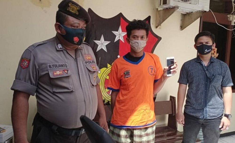 Tersangka diamankan berikut barang bukti HP Merk Xiaomi Note 3 milik korban. SP/Jemmi