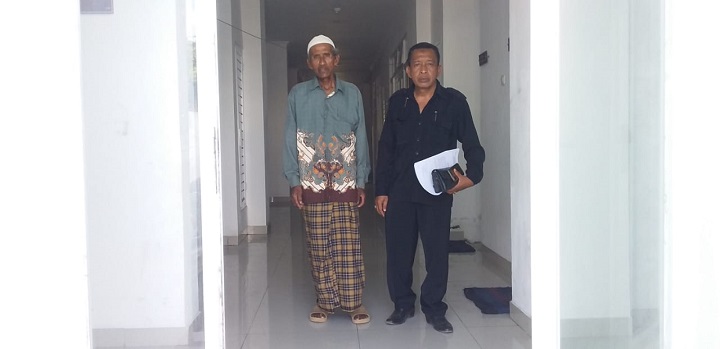 H. Anwari,  Saat melaporkan ke Polres Sumenep, didampingi Ketua LPH RI Jatim, Drs. ec. Moh. Anwar, SH saat keluar dari ruang lidik III Polres Sumenep. SP/Ainur Rahman