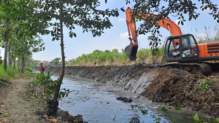 Pengerjaan normalisasi sungai/ aliran untuk mengurangi dampak banjir di wilayah Kabupaten Mojokerto.