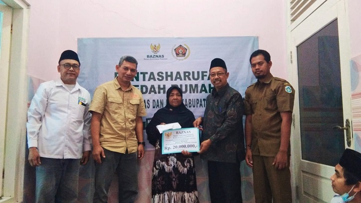 Mustahik/penerima saat menerima bantuan bedah rumah yang diserahkan oleh Plt Ketua Banzas Lamongan didampingi ketua PWI Lamongan. SP/MUHAJIRIN KASRUN