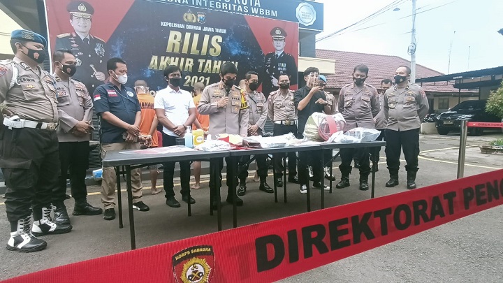 Kapolresta Mojokerto, AKBP Rofiq Ripto Himawan saat memimpin Press Release akhir tahun di halaman Mapolresta Mojokerto, Kamis (30/12/2021). SP/Dwi AS