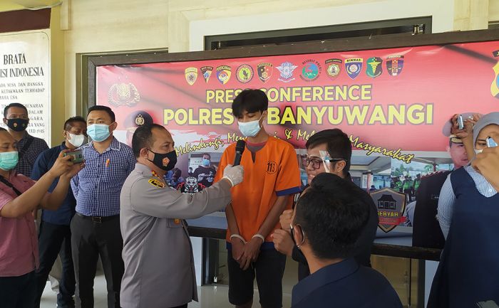 Kapolresta Banyuwangi Kombes Pol Arman Asmara Syarifuddin saat bertanya kepada pelaku saat rilis.