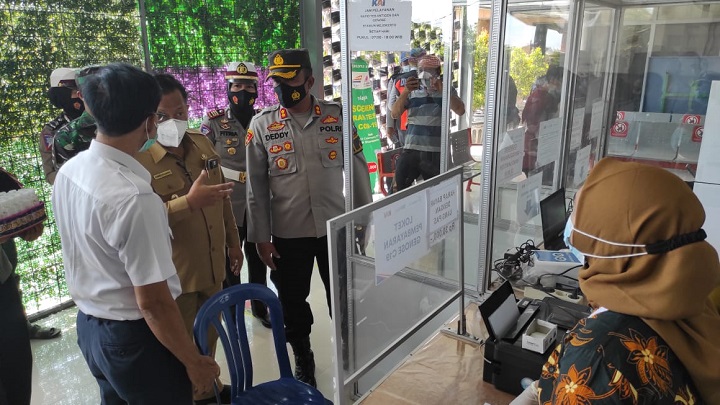Kapolresta Mojokerto dan Wakil Walikota saat melakukan Inspeksi Mendadak (Sidak) di Stasiun Kereta Api Mojokerto, Senin (26/4) siang. SP/Dwy AS