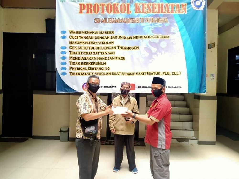 Pemberian bantuan dana secara simbolis. SP/septyan