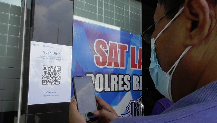 Aplikasi Pedulilindungi diterapkan di mapolres Bangkalan dan pusat perbelanjaan. SP/Her