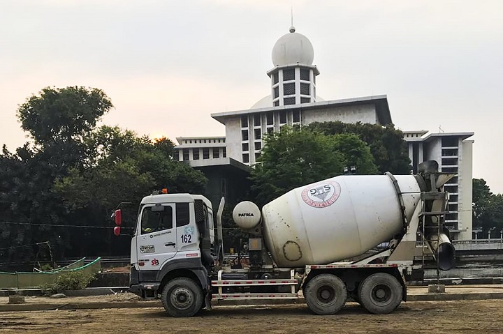 SIG melalui unit usahanya PT Semen Indonesia Beton (SIB) memasok kebutuhan beton siap pakai untuk renovasi Masjid Istiqlal Jakarta.  SP/SIG