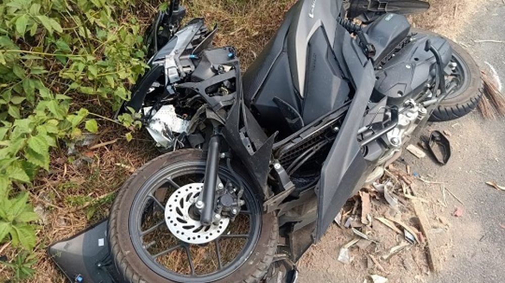 Kondisi motor Honda Vario yang ringsek usai bertabrakan dengan truk. (SP/Ist) 