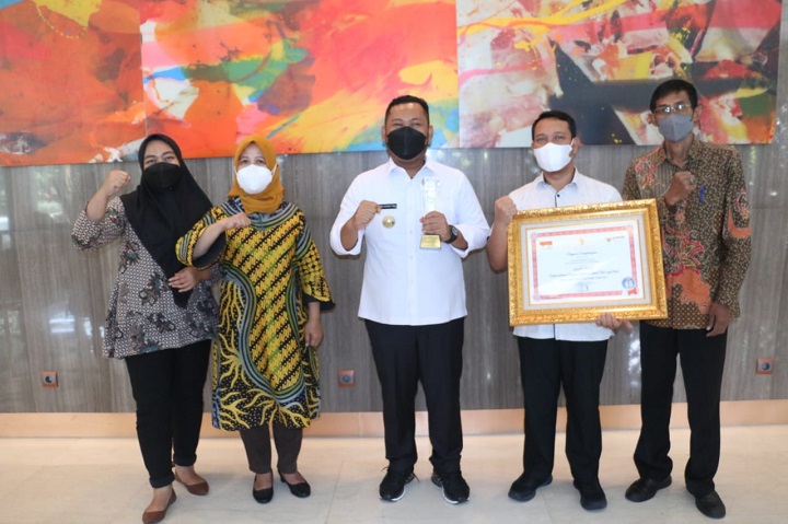 Bupati Fandi Akhmad Yani didampingi Kadis Perumahan dan Permukiman Ida Lailatussa'diyah menerima penghargaan dari Menteri PAN-RB Tjahjo Kumolo. SP