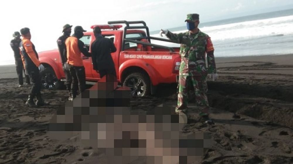 Kondisi mayat tergeletak tanpa busana saat hendak dievakuasi petugas. SP/Lim