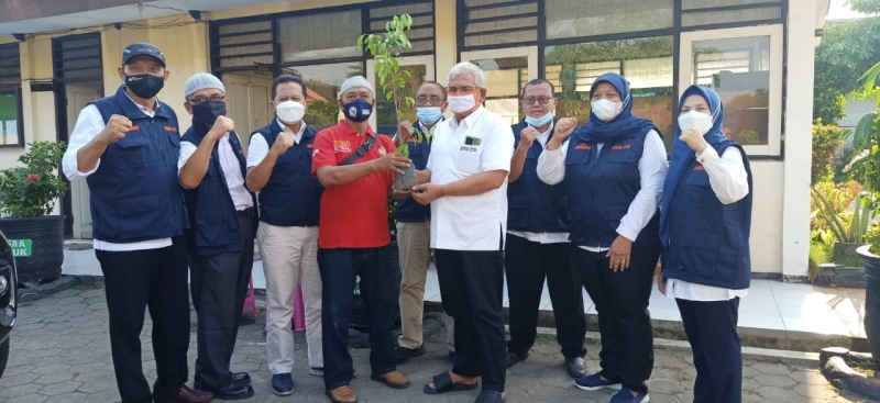 Kadis Sosial Jatim menyerahkan dan diterima Nur Sholeh, perwakilan warga Margo Utomo, Minggu (25/4/2021). SP/KOMINFO JATIM