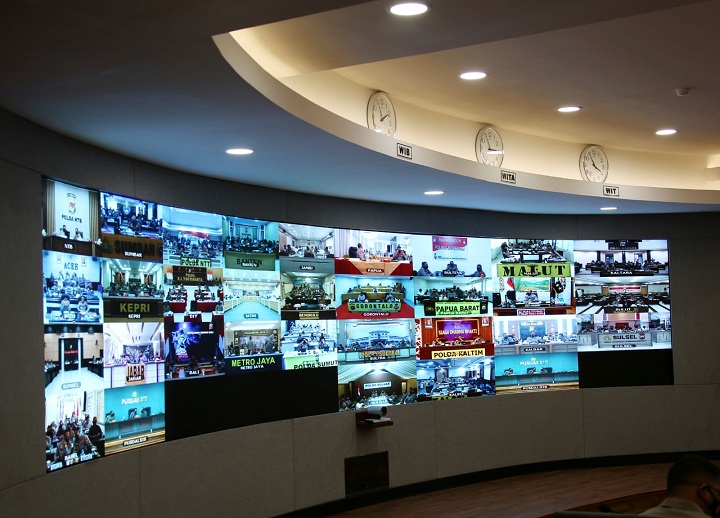 Kapolri Jenderal Listyo Sigit Prabowo memberikan pengarahan melalui vicon ke seluruh Polda jajaran. SP/Her