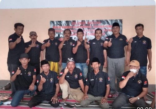 Ketua TMP, Brigade 571 Korwil Madura, Sarkawi bersama Tim saat foto bersama di depan kantor Brigade 571 di Kalianget Timur. SP/Ainur Rahman